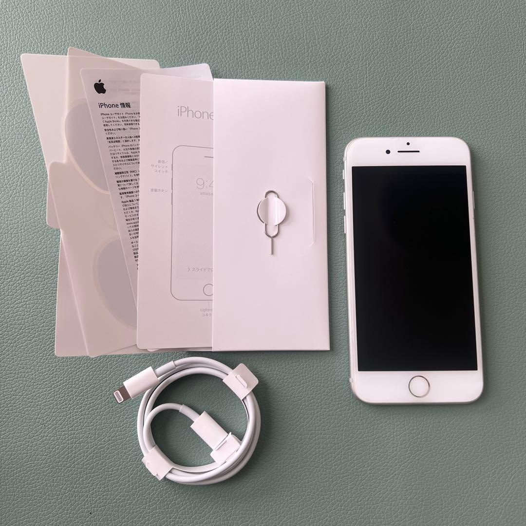 iPhone 8 シルバー64GB Lightning USBケーブル