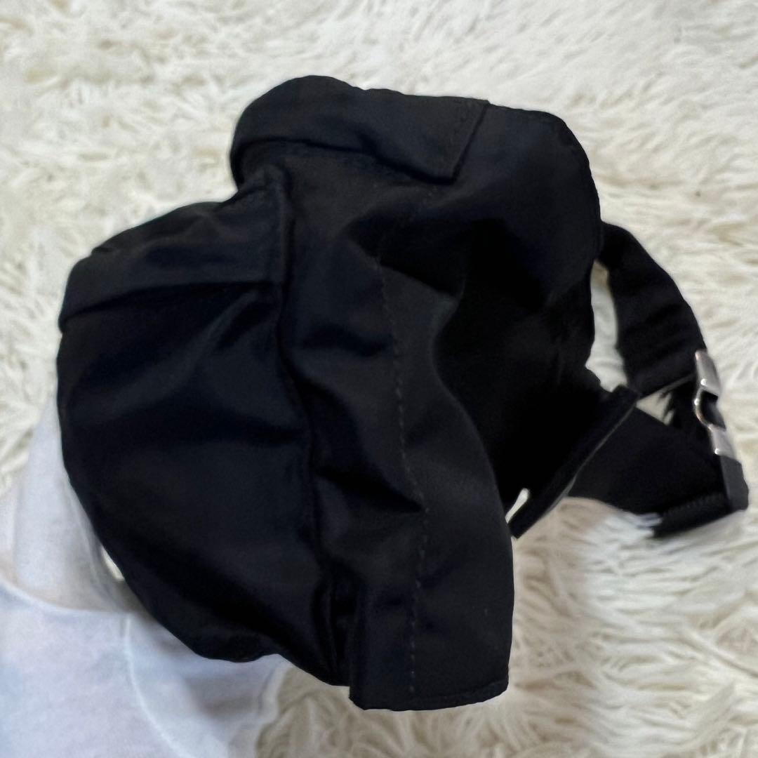 【未使用に近い】プラダ ボディバッグ 三角ロゴ ナイロン 黒 クロスボディ