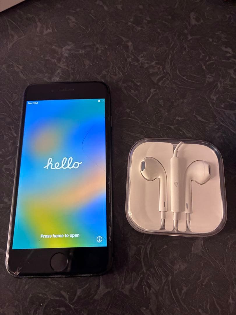 r*n様 【SALE 早い者勝ち‼︎】iPhone 8 64GB 充電器・イヤフ TORRAS