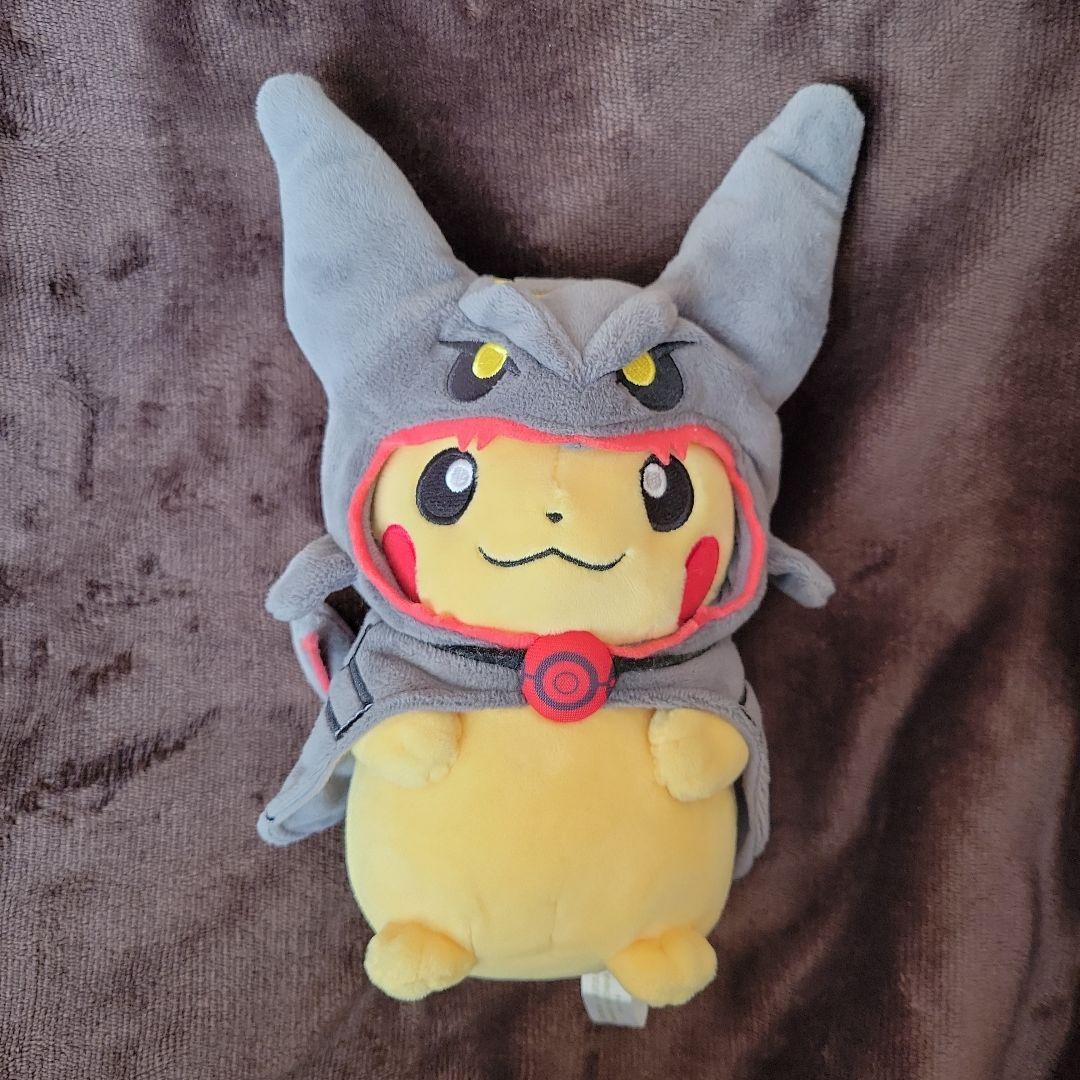 ポケモン 黒いレックウザポンチョを着たピカチュウ ぬいぐるみ タグ