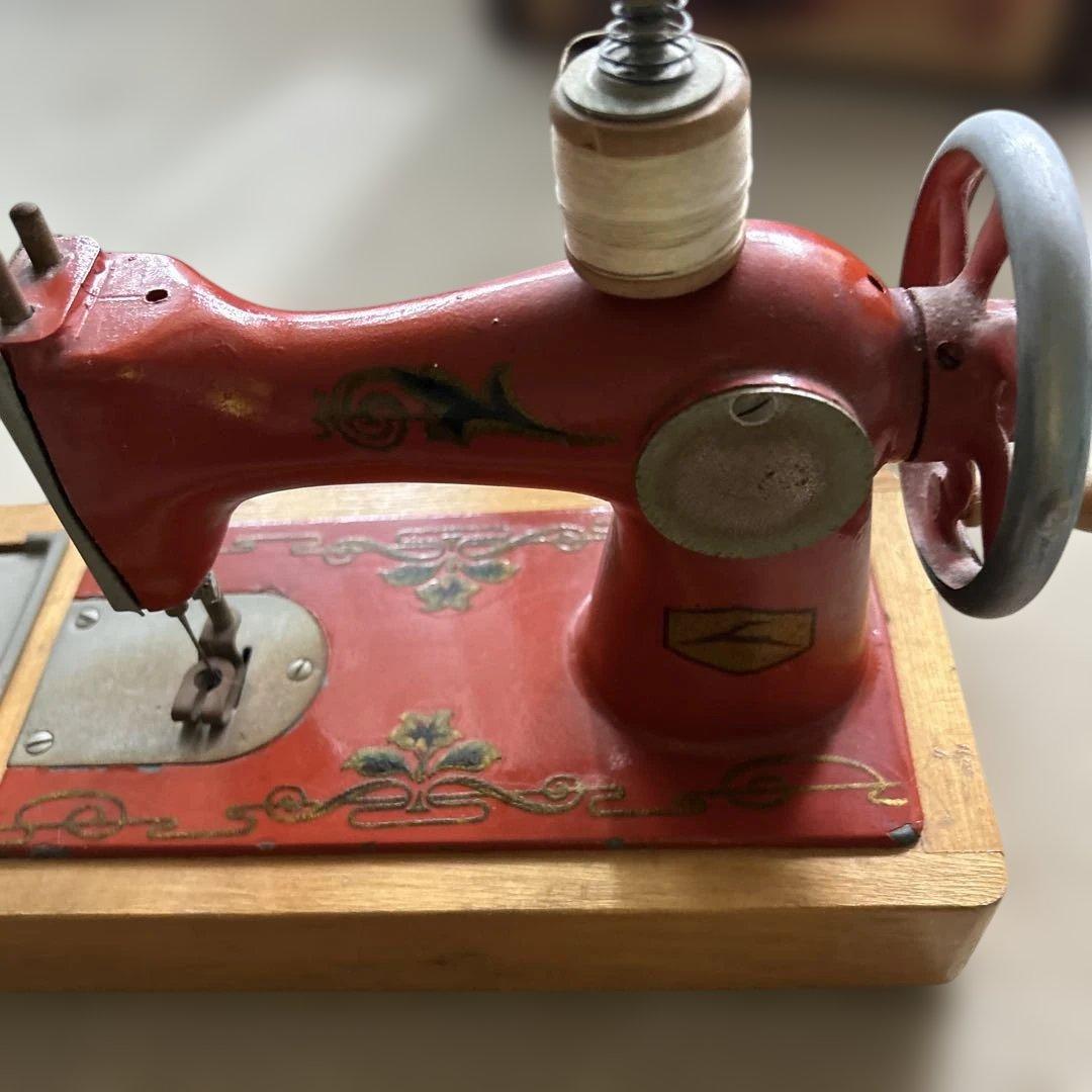 アンティーク 赤い手動ミシン