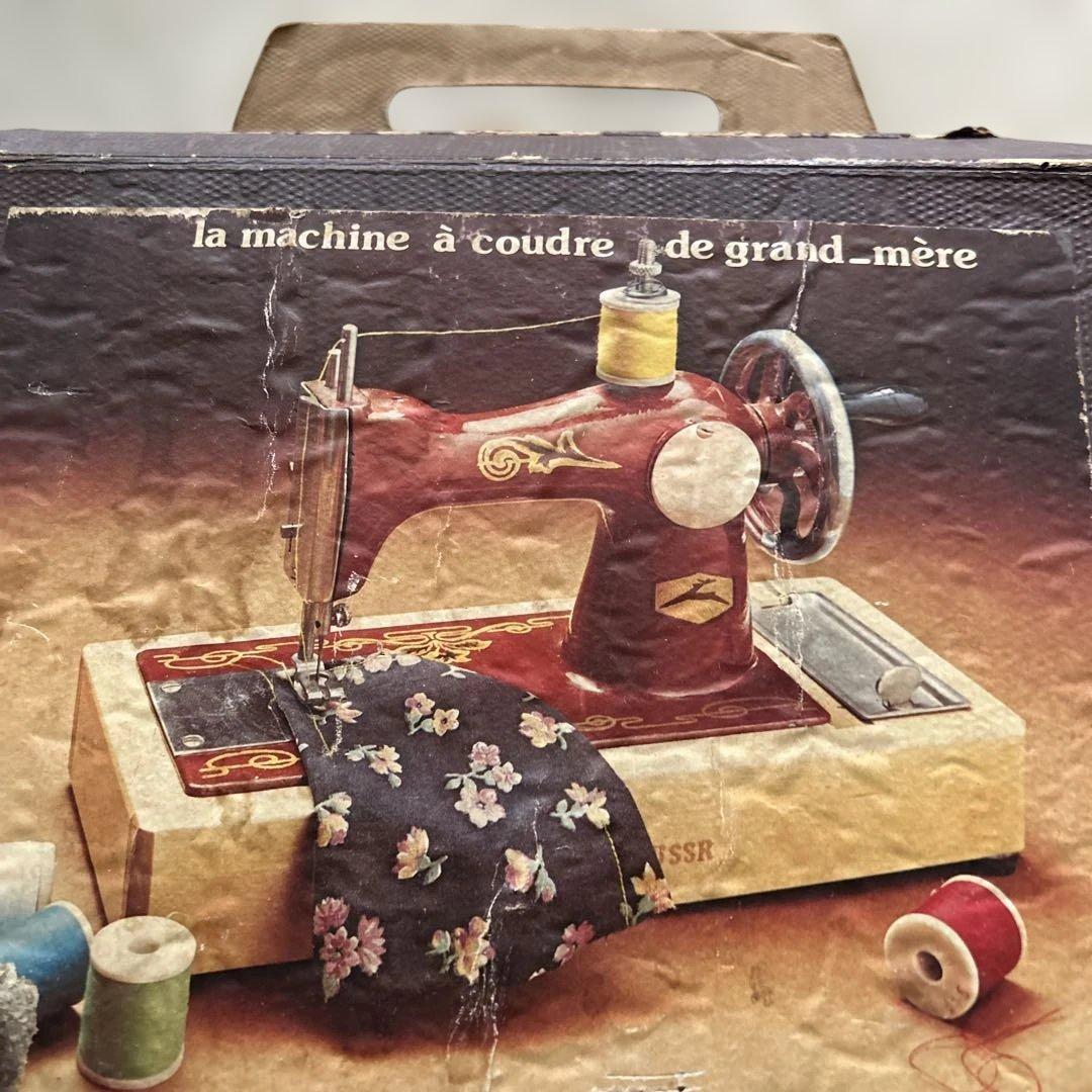 アンティーク 赤い手動ミシン
