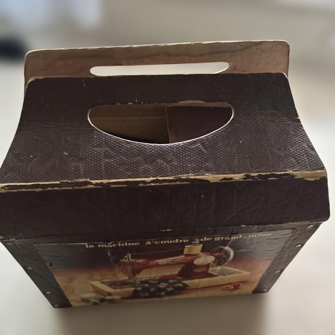 アンティーク 赤い手動ミシン