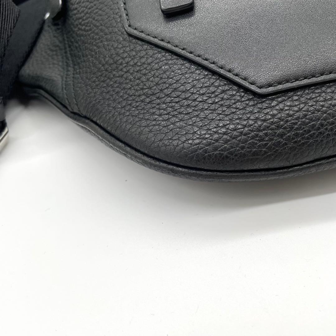 【極美品】バリー　ボディバッグ　ロゴ型押し　シルバー金具　レザー　黒