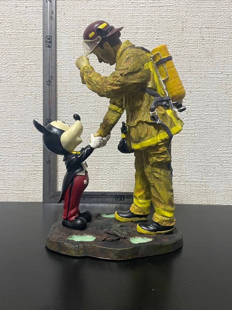 ミッキーと消防士　消防士へのトリュビュート彫刻　激レア
