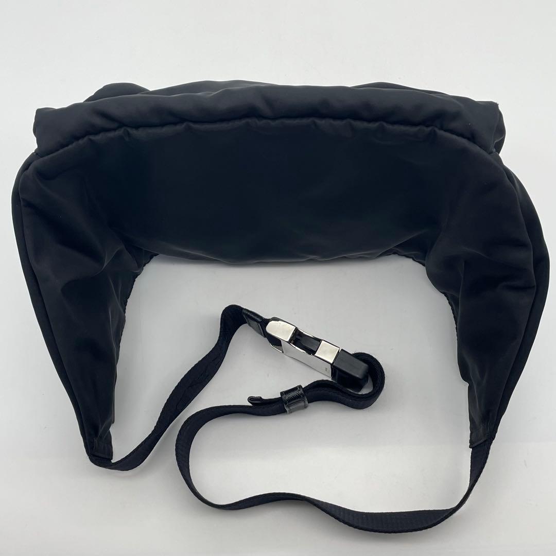 PRADA プラダ　ボディーバッグ　クロスボディー　三角ロゴ