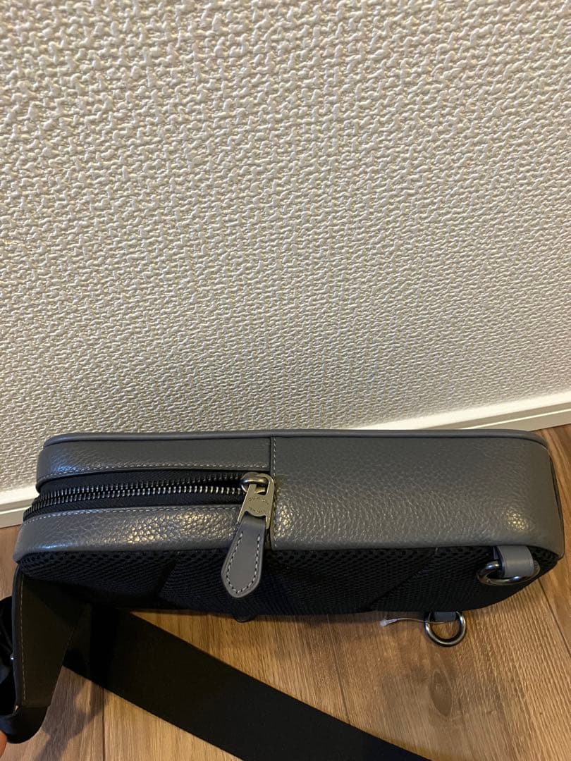 coach コーチ　メンズボディバッグ　ショルダーバッグ　美品　グレーレザー