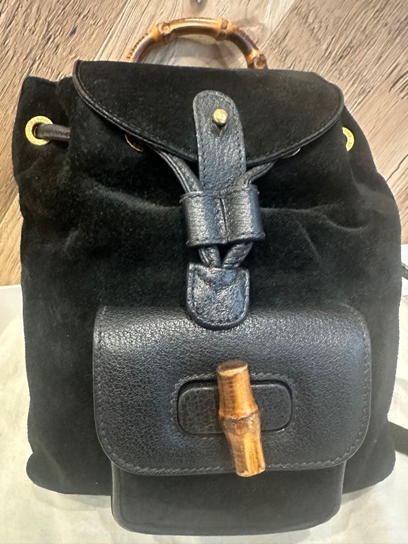 バンブーハンドル付き黒スエードリュック