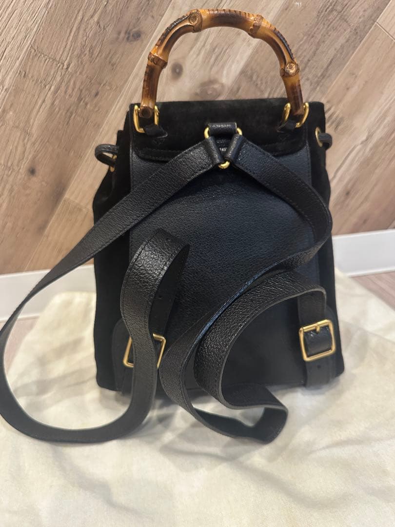 バンブーハンドル付き黒スエードリュック