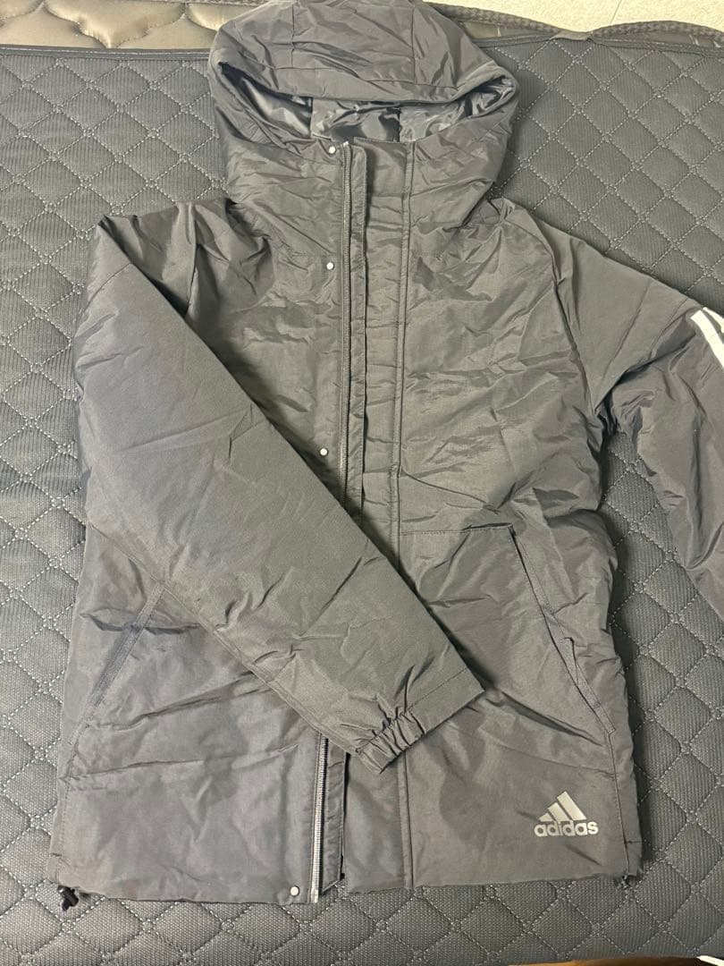 adidas フード付きジャケット 黒　身長160cmの方におすすめ