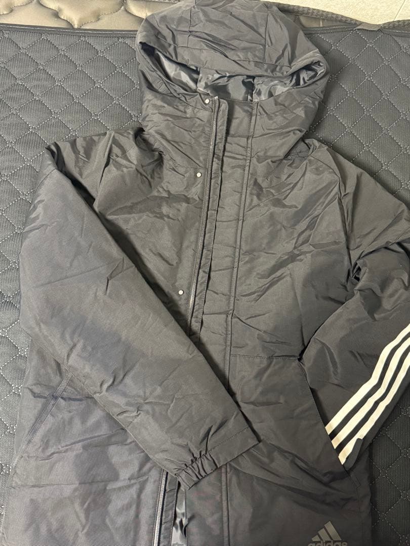 adidas フード付きジャケット 黒　身長160cmの方におすすめ