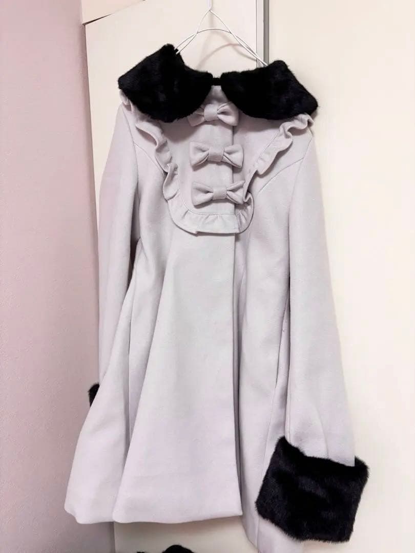 pium ヨークフリルリボンドーリーコート ブラック ピンク