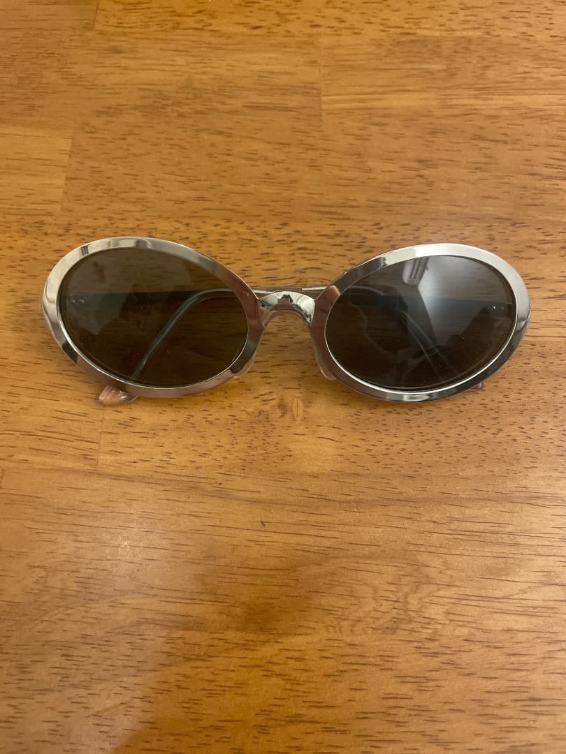 ソラックザーデ　シルバーオーバル型サングラス