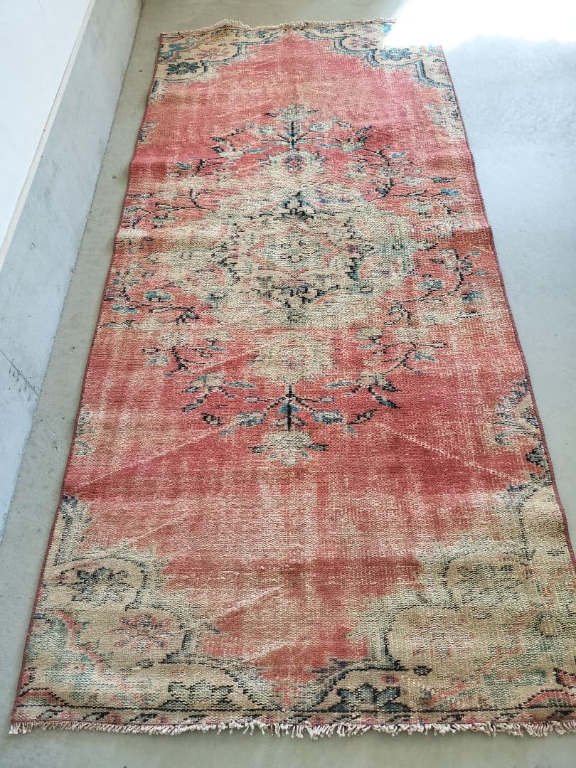 シャビーな朱赤のヴィンテージトルコラグ　メダリオン　No.737