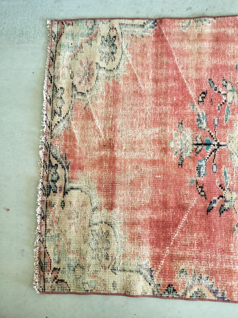 シャビーな朱赤のヴィンテージトルコラグ　メダリオン　No.737