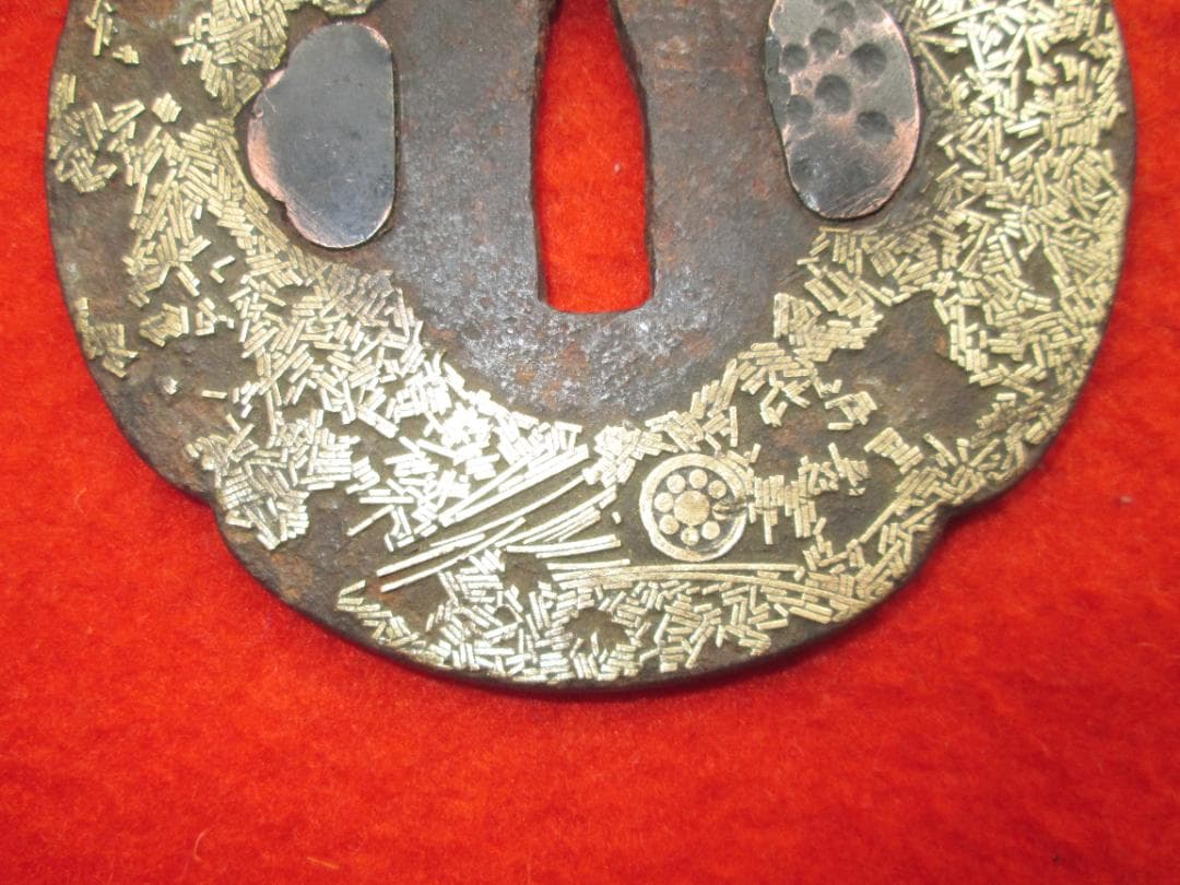 江戸期作　大鍔83mm187g　鍛鉄木瓜形鍔　吹き寄せ象嵌　家紋散らし　櫃孔埋め