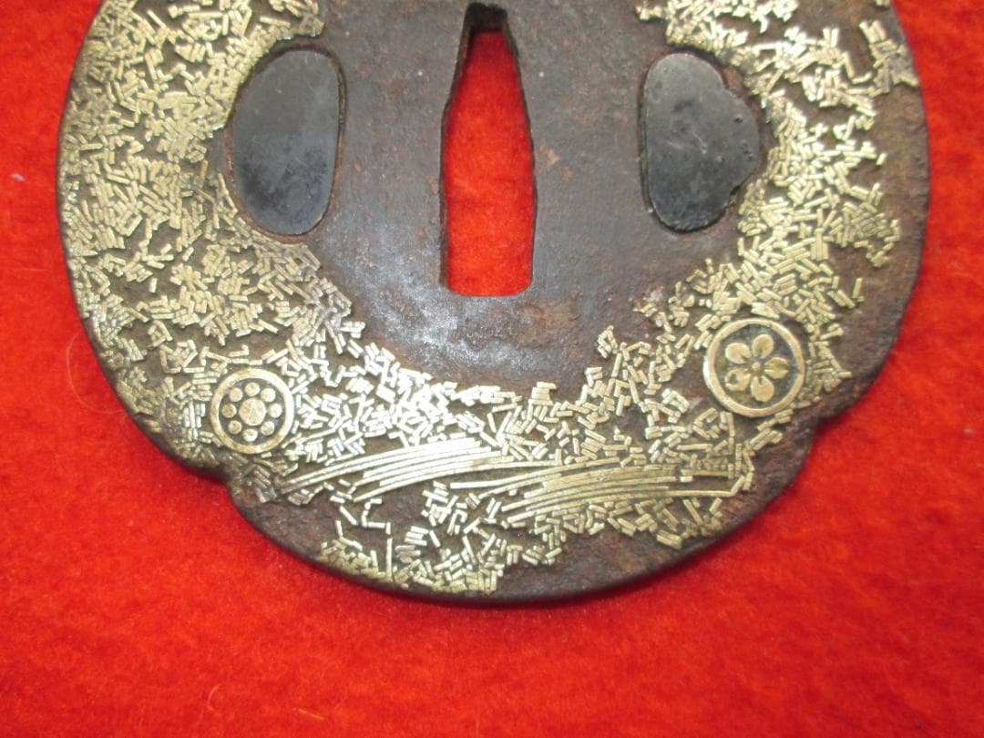江戸期作　大鍔83mm187g　鍛鉄木瓜形鍔　吹き寄せ象嵌　家紋散らし　櫃孔埋め