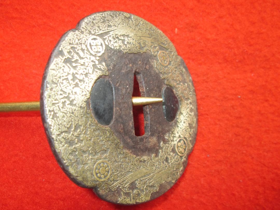 江戸期作　大鍔83mm187g　鍛鉄木瓜形鍔　吹き寄せ象嵌　家紋散らし　櫃孔埋め