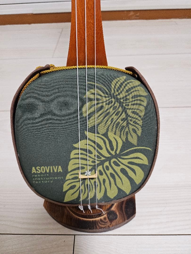 ASOVIVA 三線本体 葉のデザインスタンド付き