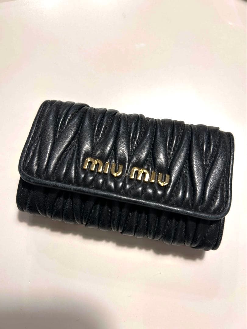 MIUMIU マテラッセ レザーメタルロゴ 6連キーケース ネロ