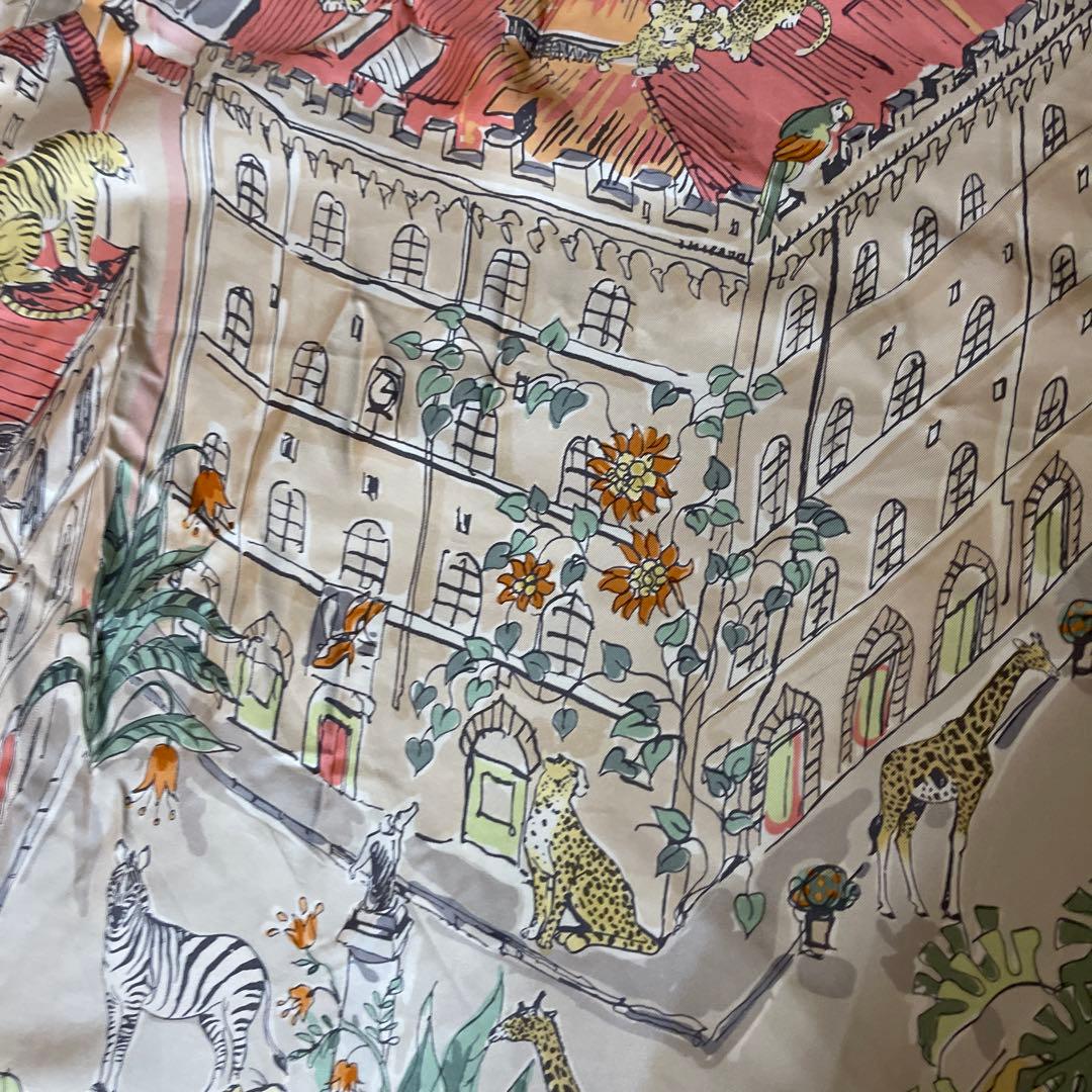 Salvatore Ferragamo シルクスカーフ