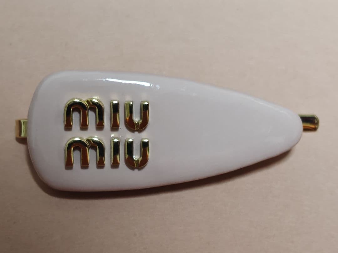 miu miu ヘアクリップ 羊革 バレッタ ピンクベージュ TWICE サナ