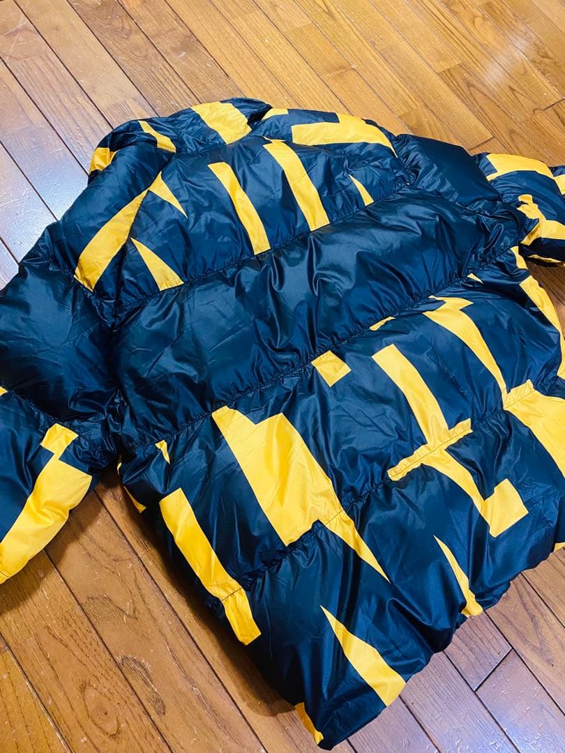NIKE ダウンジャケット　総柄　ブラック・イエロー　Mサイズ　XL相当