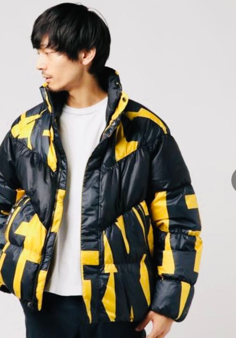 NIKE ダウンジャケット　総柄　ブラック・イエロー　Mサイズ　XL相当