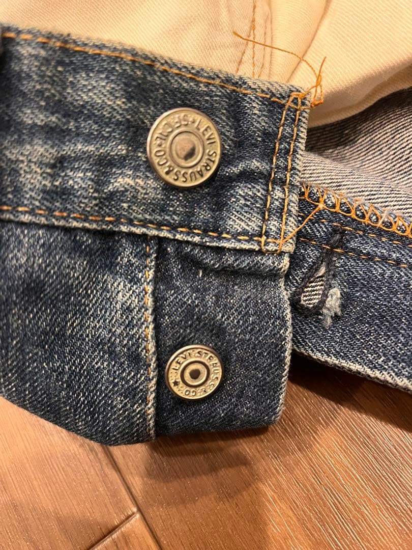 Levi's ダメージストレートジーンズ　66