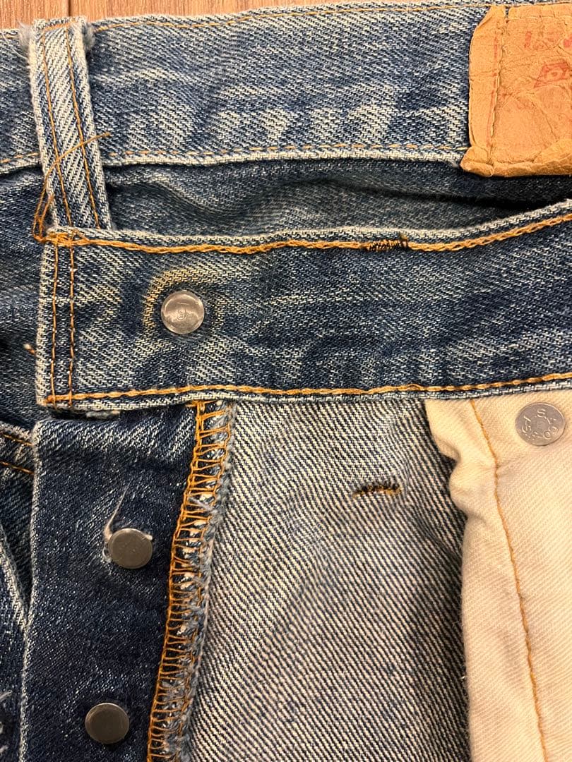 Levi's ダメージストレートジーンズ　66