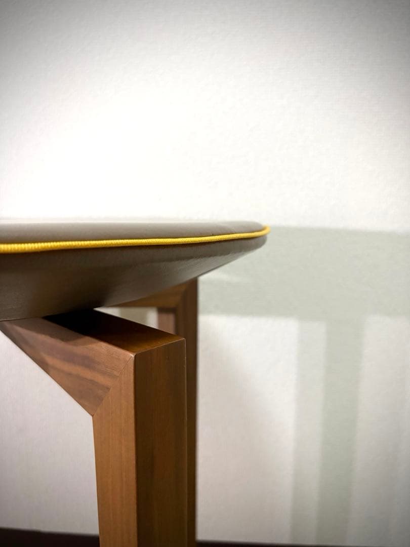 イタリア製 コーヒーテーブル φ40cm 無垢脚 レザートップ - メルカリ