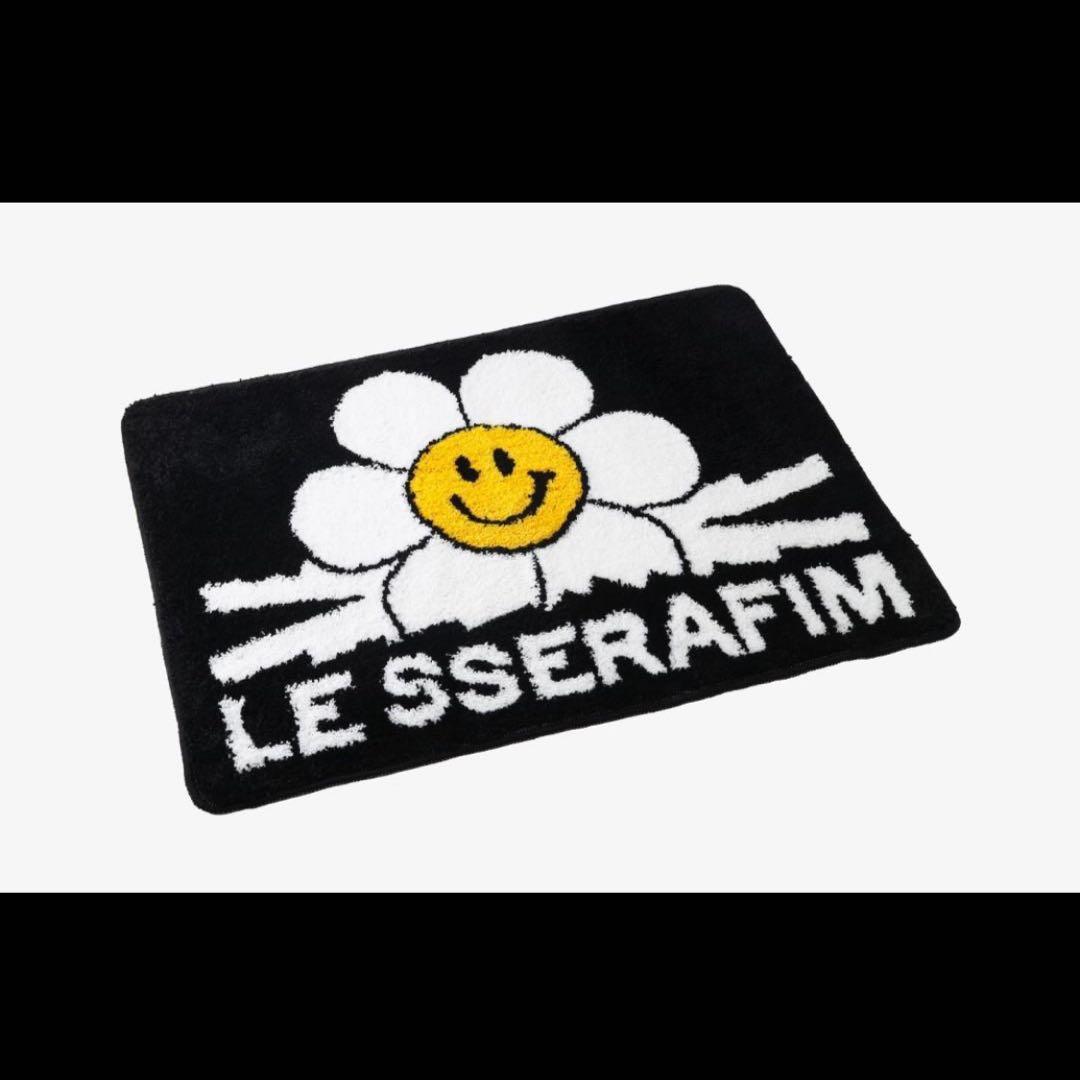 LE SSERAFIM X wiggle wiggle FLOOR MAT - メルカリ