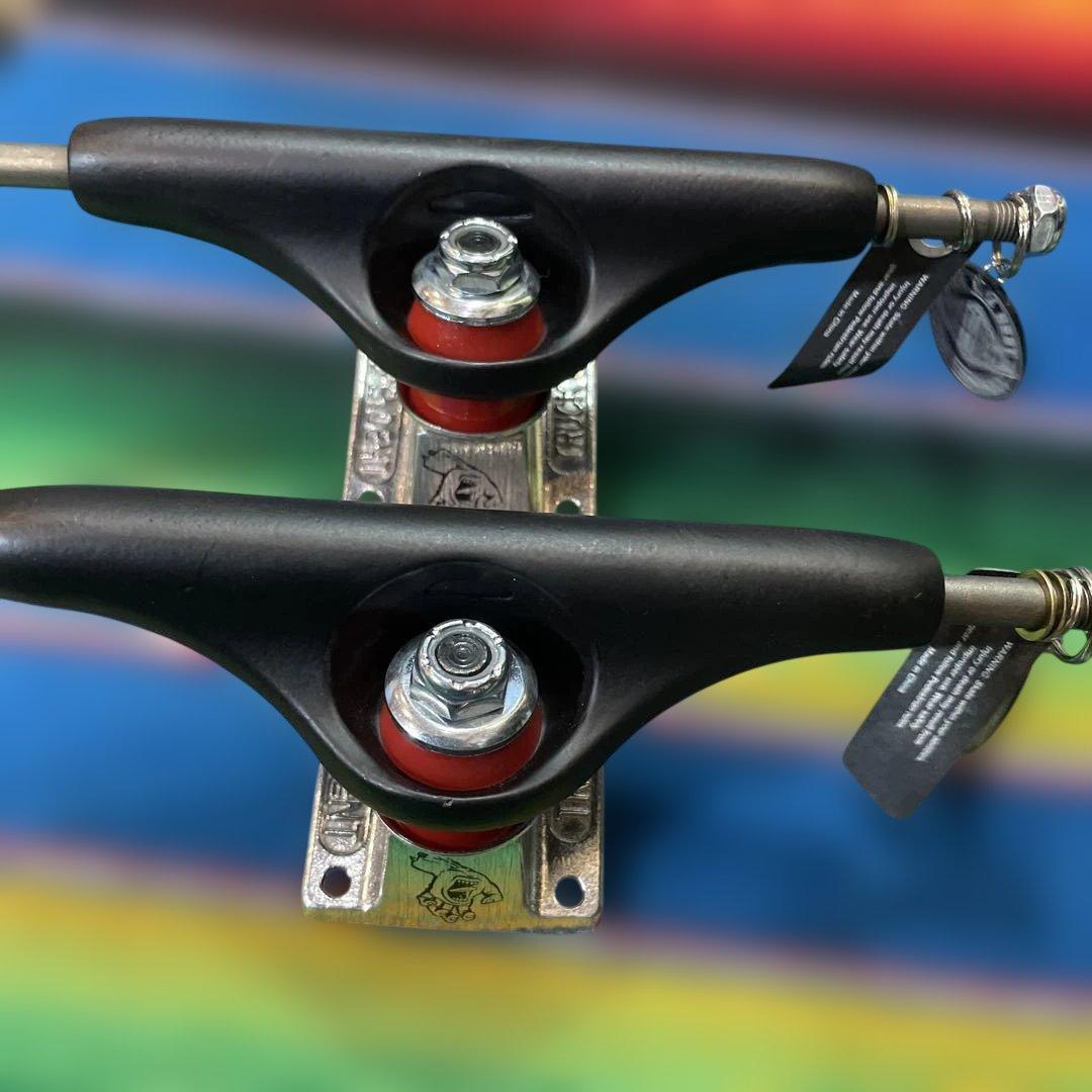 インディ軽量ホロ SANTA CRUZ スケートボード トラックセット144