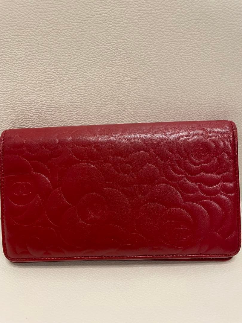 CHANEL 赤い花柄エンボス長財布