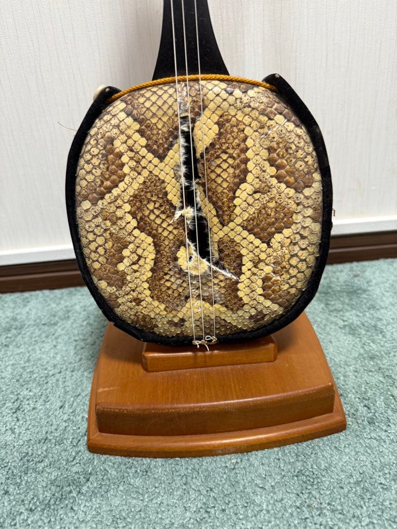 現状品　ジャンク　三線 本皮使用 ケース付き　破れあり 沖縄　修理・部品取りに