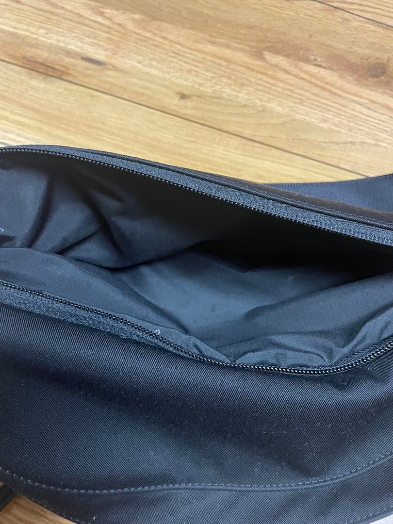 アニエスベー ボディーバッグ。