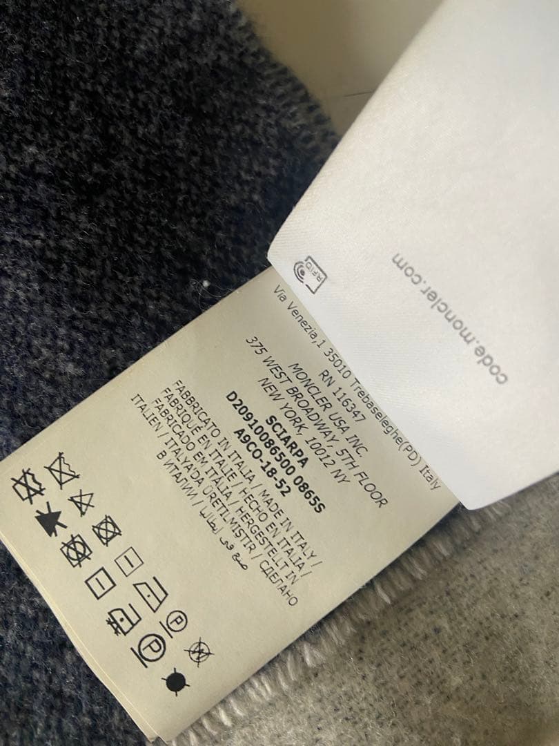 MONCLER マフラー ビッグロゴ入り　ネイビー/ホワイト/レッド