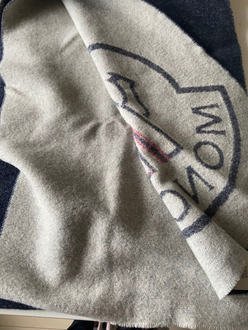 MONCLER マフラー ビッグロゴ入り　ネイビー/ホワイト/レッド