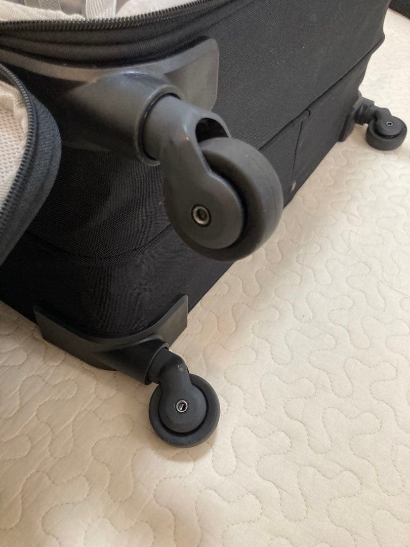 無印良品　半分の厚みで収納できるソフトキャリーケース　81L 黒