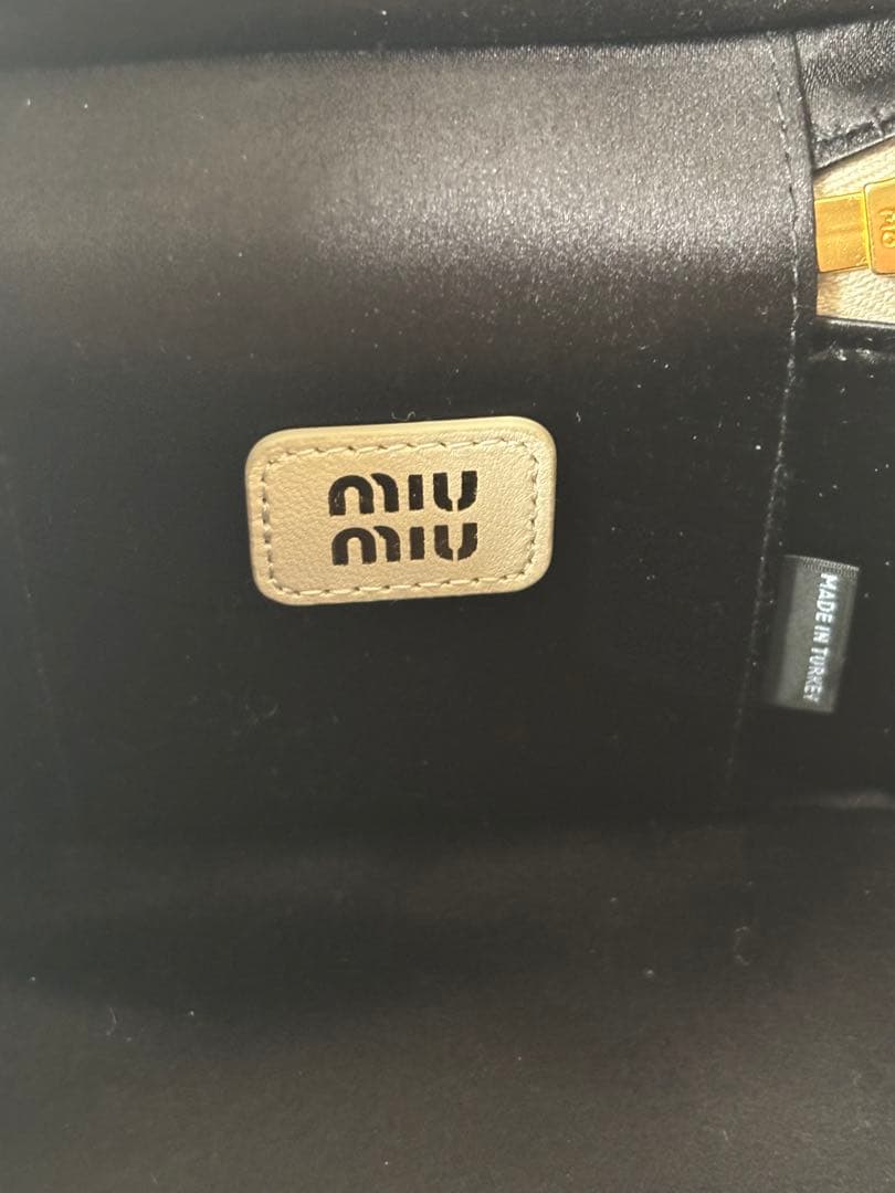 ミュウミュウ　レザーメイクポーチ　化粧ポーチ　ミラー付き　ハンドバッグ