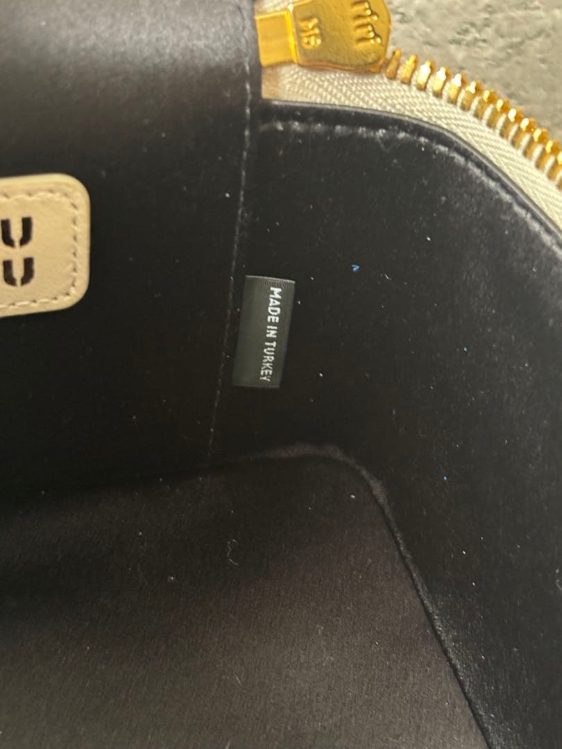 ミュウミュウ　レザーメイクポーチ　化粧ポーチ　ミラー付き　ハンドバッグ