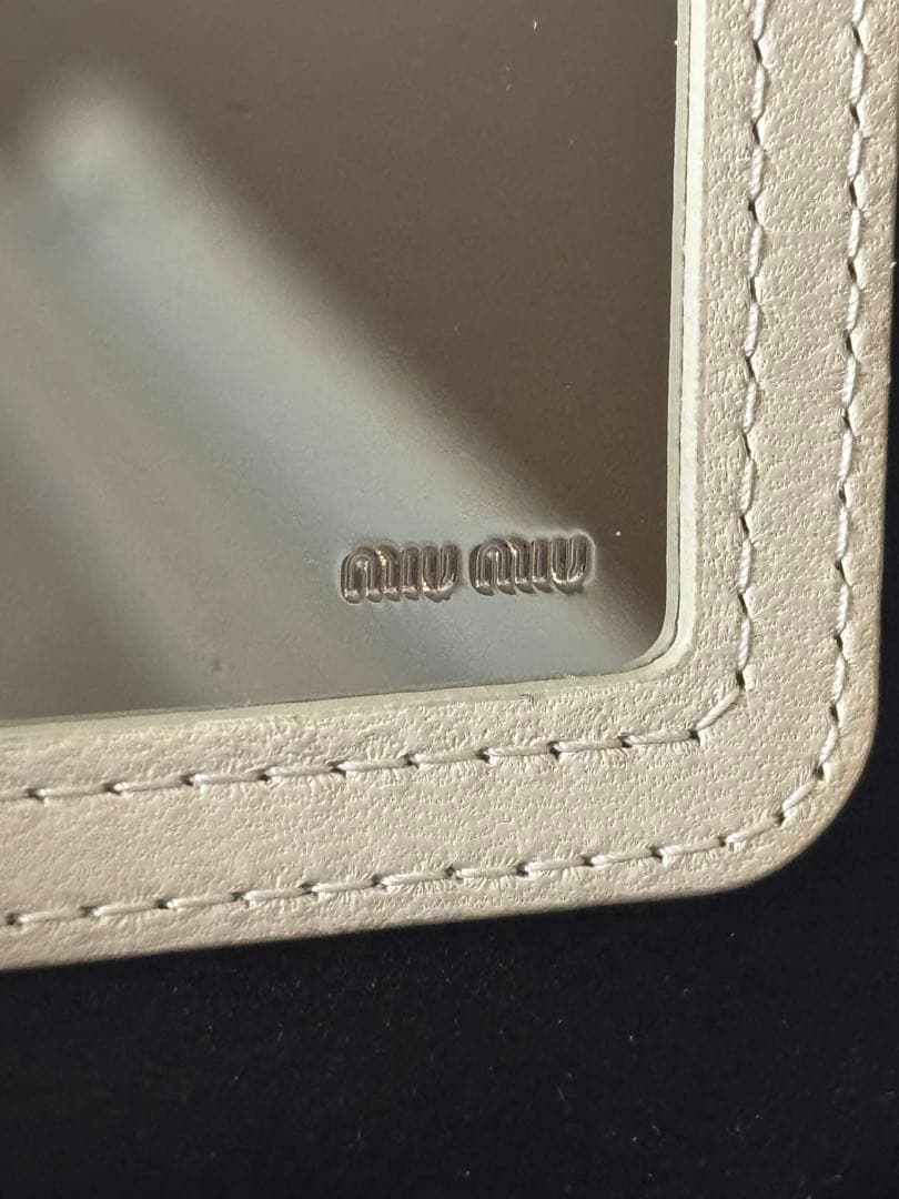 ミュウミュウ　レザーメイクポーチ　化粧ポーチ　ミラー付き　ハンドバッグ