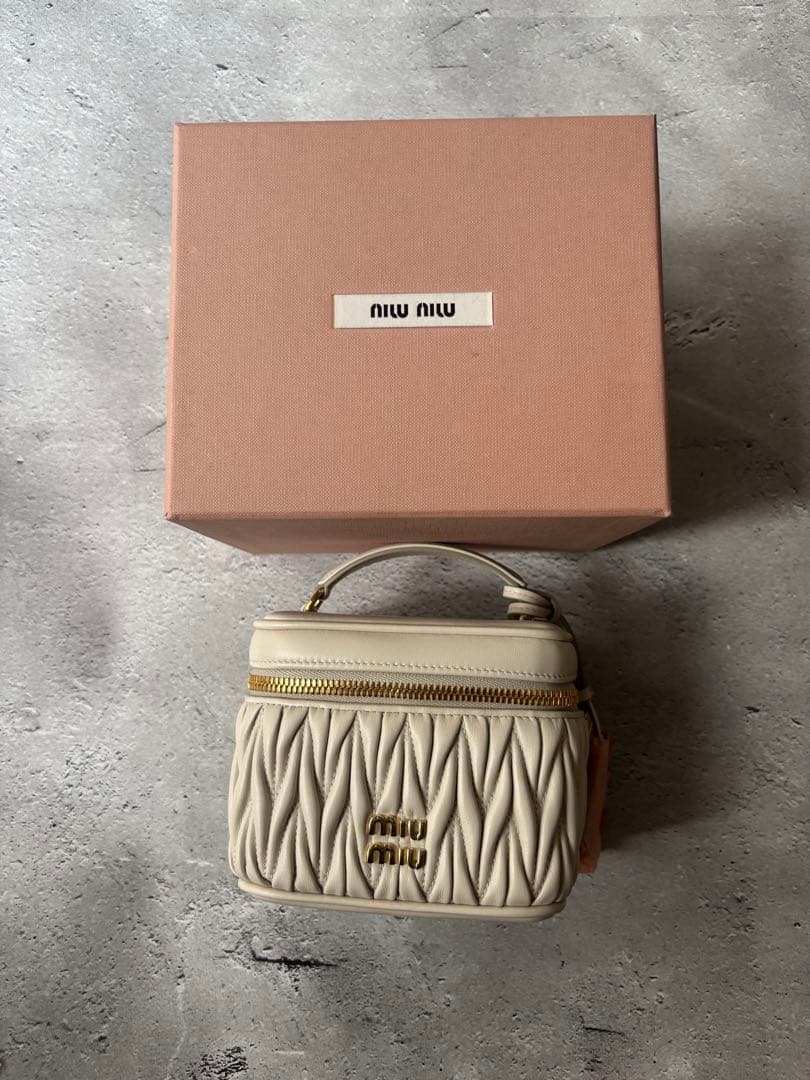 ミュウミュウ　レザーメイクポーチ　化粧ポーチ　ミラー付き　ハンドバッグ