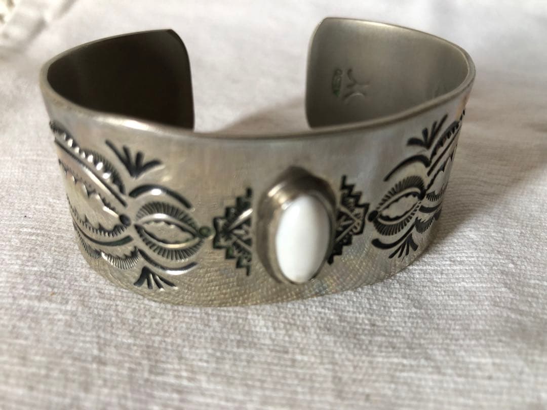 専用　ナバホ族　インディアンジュエリーシルバーバングル　ホワイトバッファロー