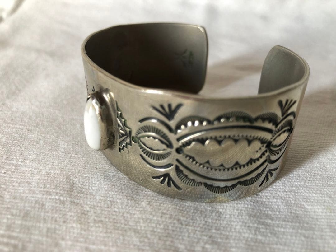 専用　ナバホ族　インディアンジュエリーシルバーバングル　ホワイトバッファロー