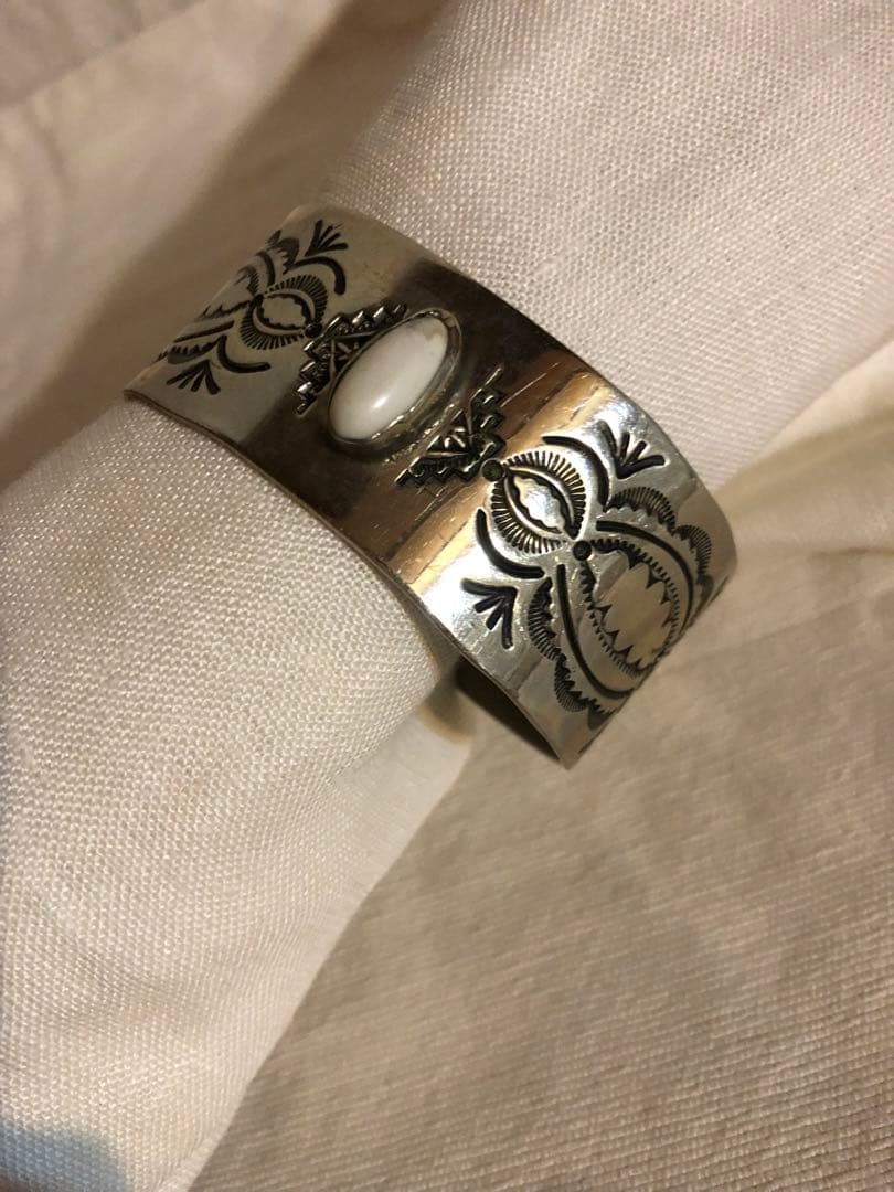 専用　ナバホ族　インディアンジュエリーシルバーバングル　ホワイトバッファロー