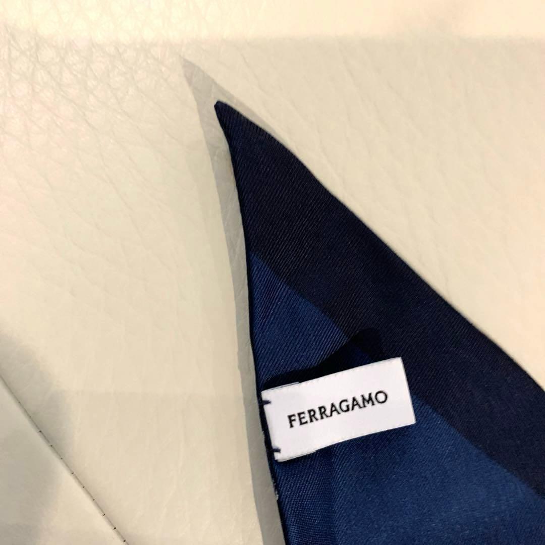 未使用に近い　フェラガモ スカーフ シルク