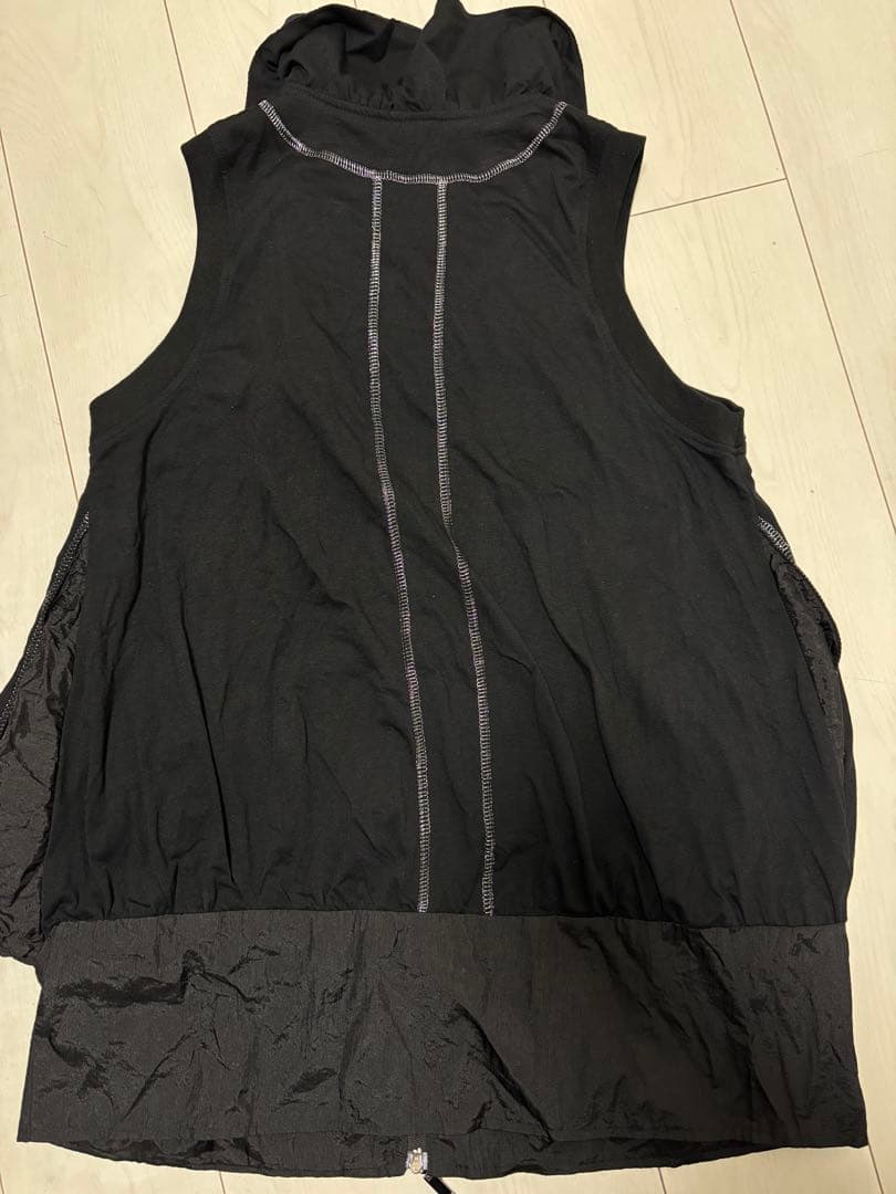 チャネルブティック フラワーブローチ付き ノースリーブジップワンピース／黒