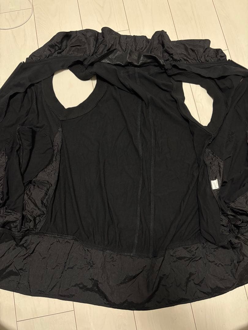 チャネルブティック フラワーブローチ付き ノースリーブジップワンピース／黒