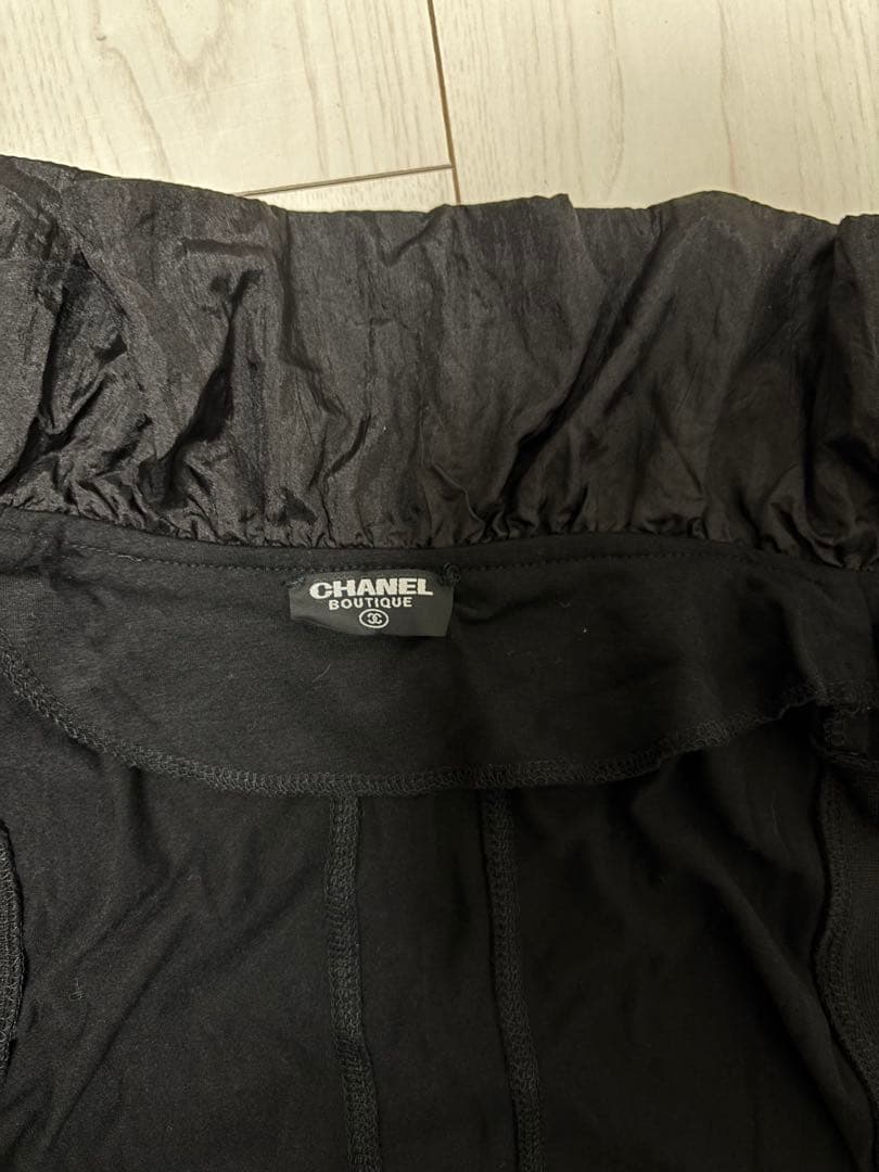 チャネルブティック フラワーブローチ付き ノースリーブジップワンピース／黒